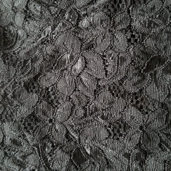 Halter style lace top - Picture 4 of 7